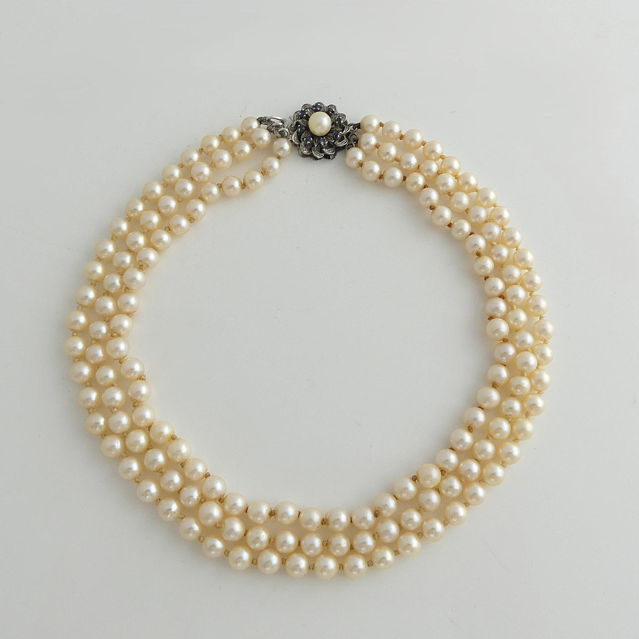 PÄRLHALSBAND, odlade pärlor med blå stenar.