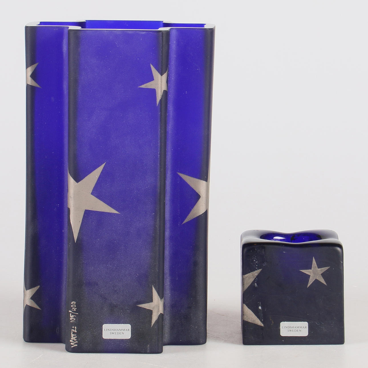 VAS/LJUSSTAKE, samt ljusstake, glas, Birgitta Watz, Lindshammar, signerade samt numrerade.