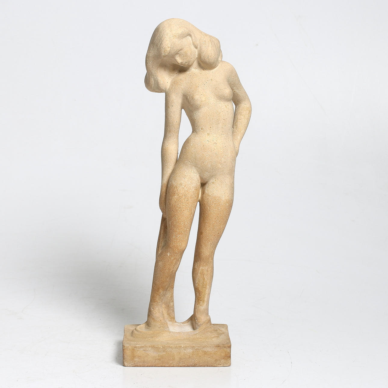 OIDENTIFIERAD FORMGIVARE. Figurin, keramik, kvinnofigur, signerad "E.P.", sannolikt Danmark, 1930-tal.