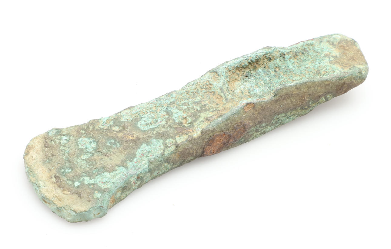 A MIDDLE BRONZE AGE PALSTAVE AXE. Weapons & Militaria - Edged weapons ...