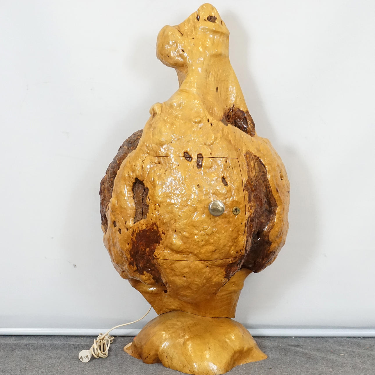 BARSKÅP, av vril/masurknöl. Björk, lackad.