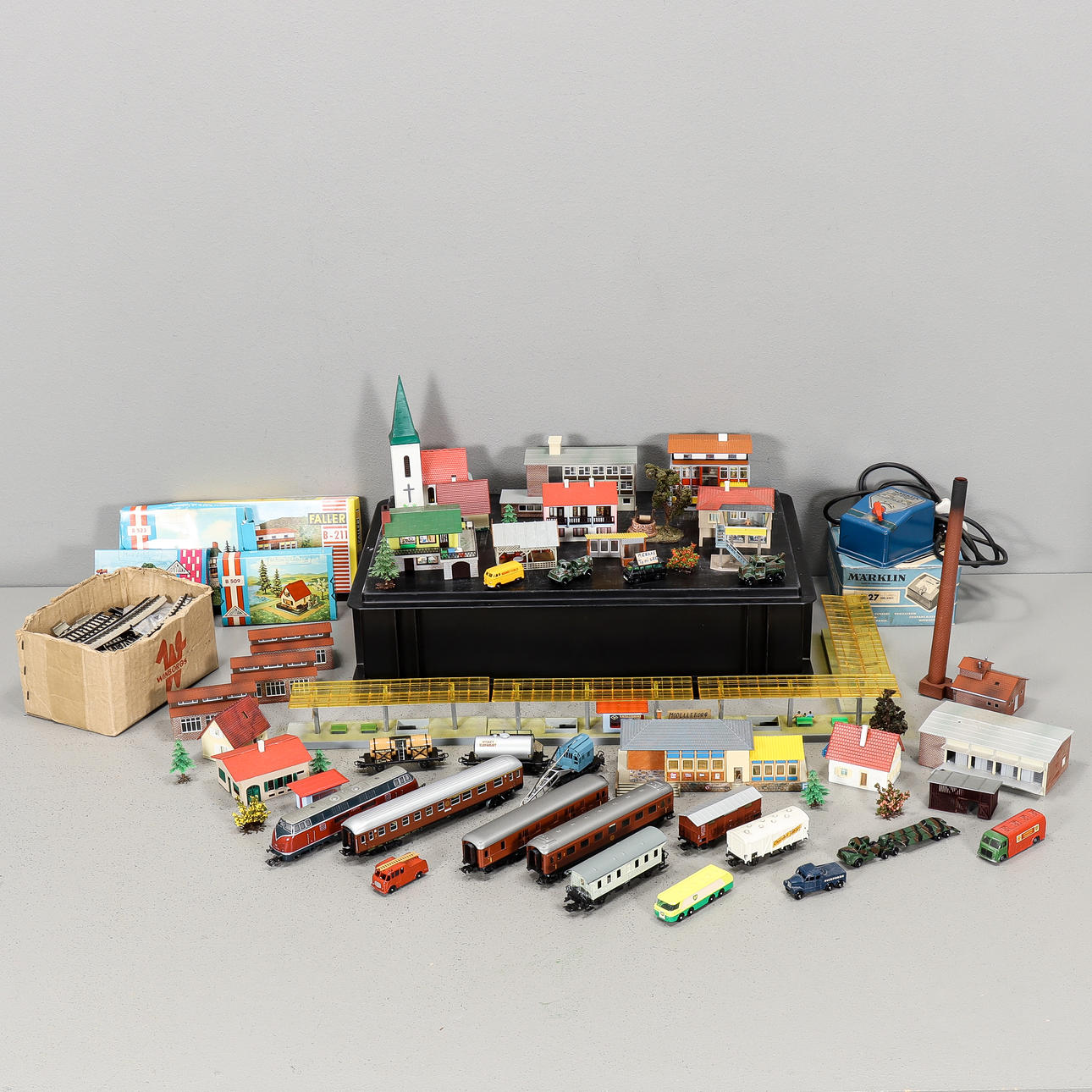 MÄRKLIN Modelleisenbahnen, Häuser und Schienen usw.