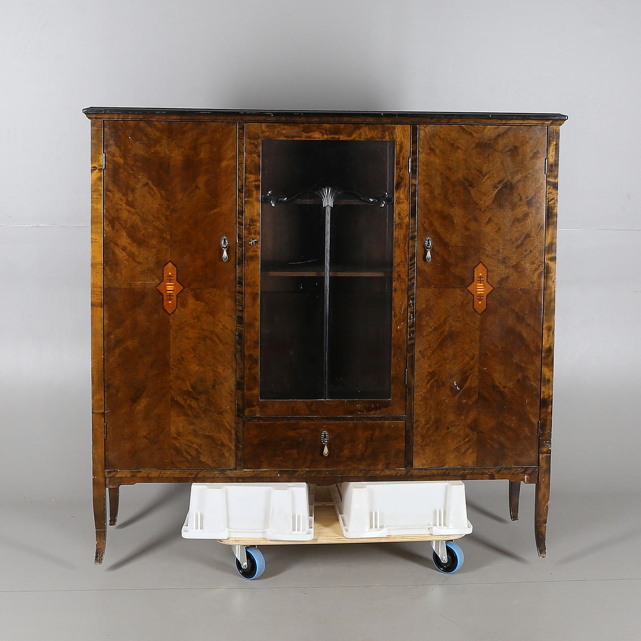 VITRINSKÅP, trä, 1900-talets mitt.