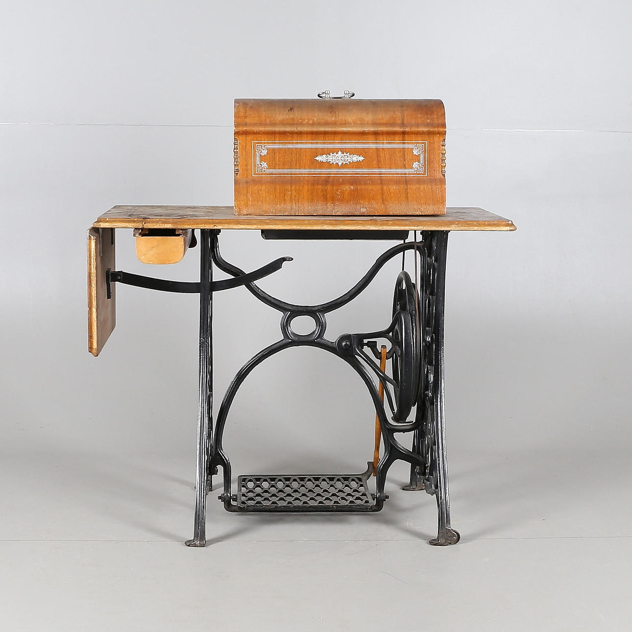 SYMASKIN med SYMASKINSBORD, metall/smide samt trä, Husqvarna, tidigt 1900-tal.