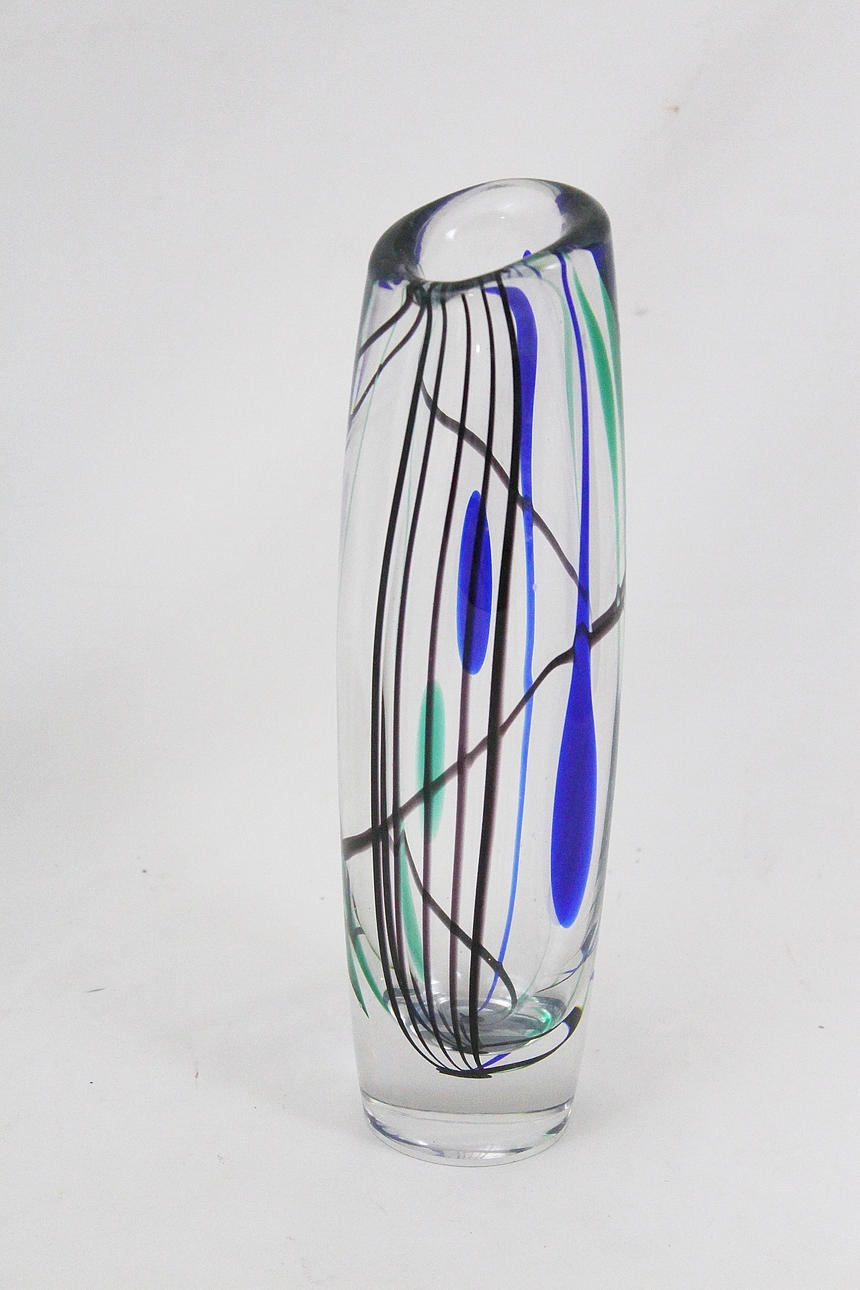 VICKE LINDSTRAND. unik vas, glas, "abstrakta" signerad LU 2036 KOSTA 1950-TAL.