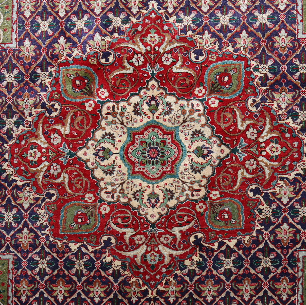 MATTA, Täbriz. Ca 345 x 250 cm.