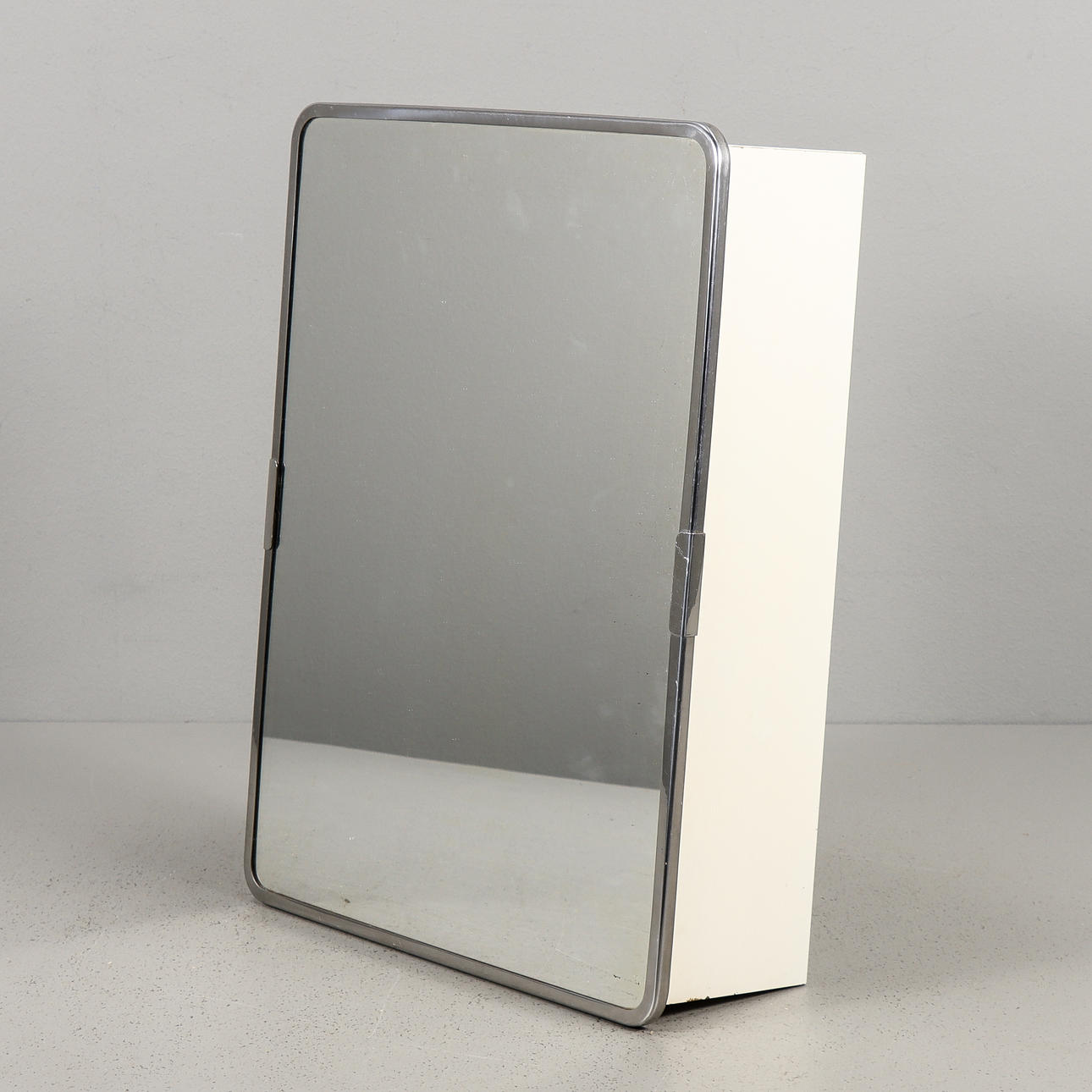 BADRUMSSKÅP plåt, med spegel.