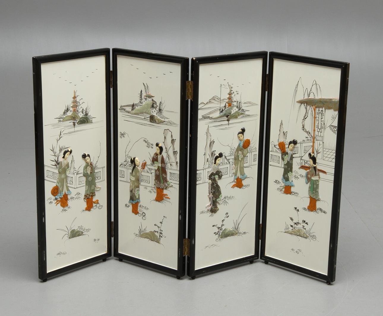 VIKSKÄRM, med motiv av Geishor i relief, Kina, 1900-tal.