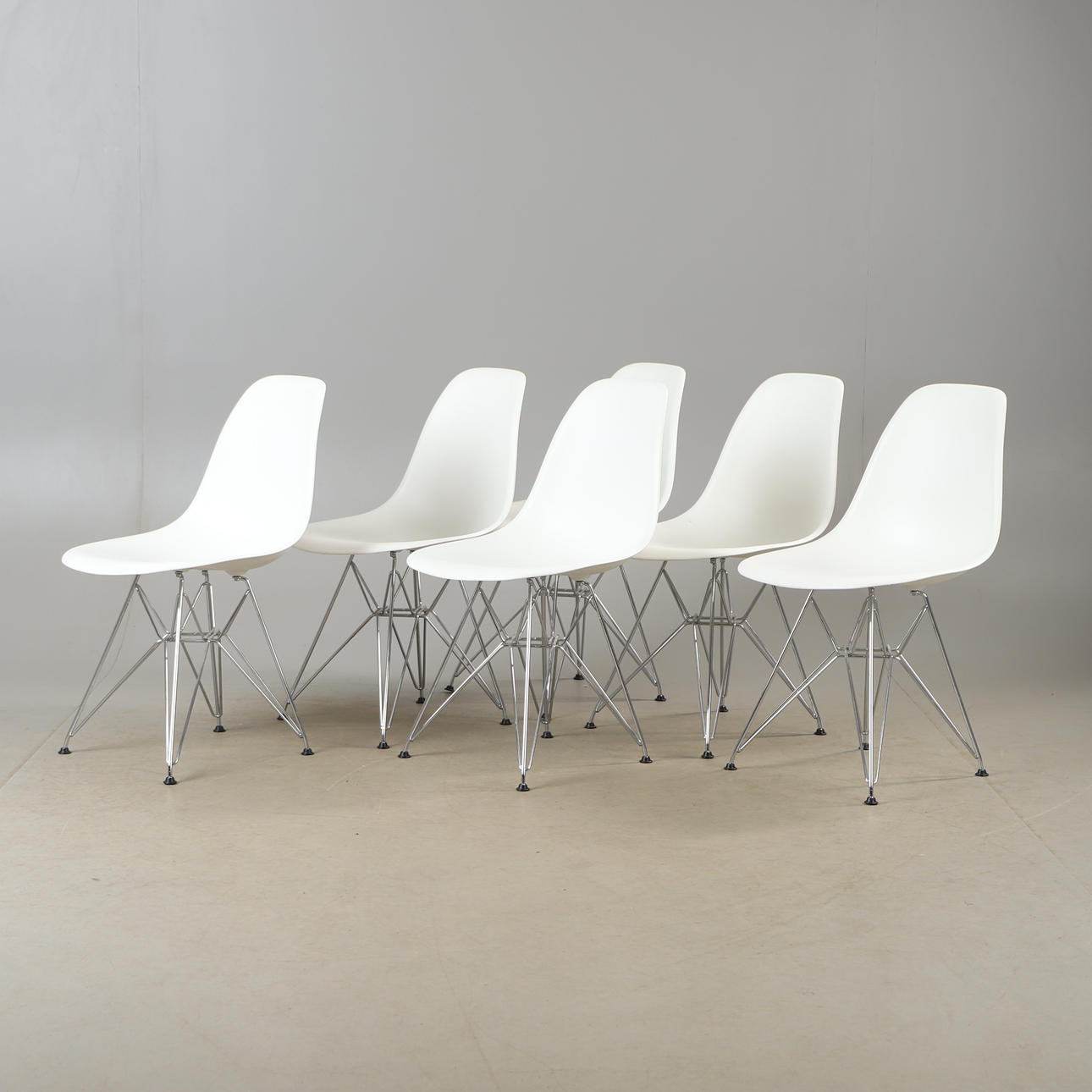 CHARLES & RAY EAMES. STOLE, 6 stk. „Eames Plastic Side Chair“, Vitra, Schweiz.