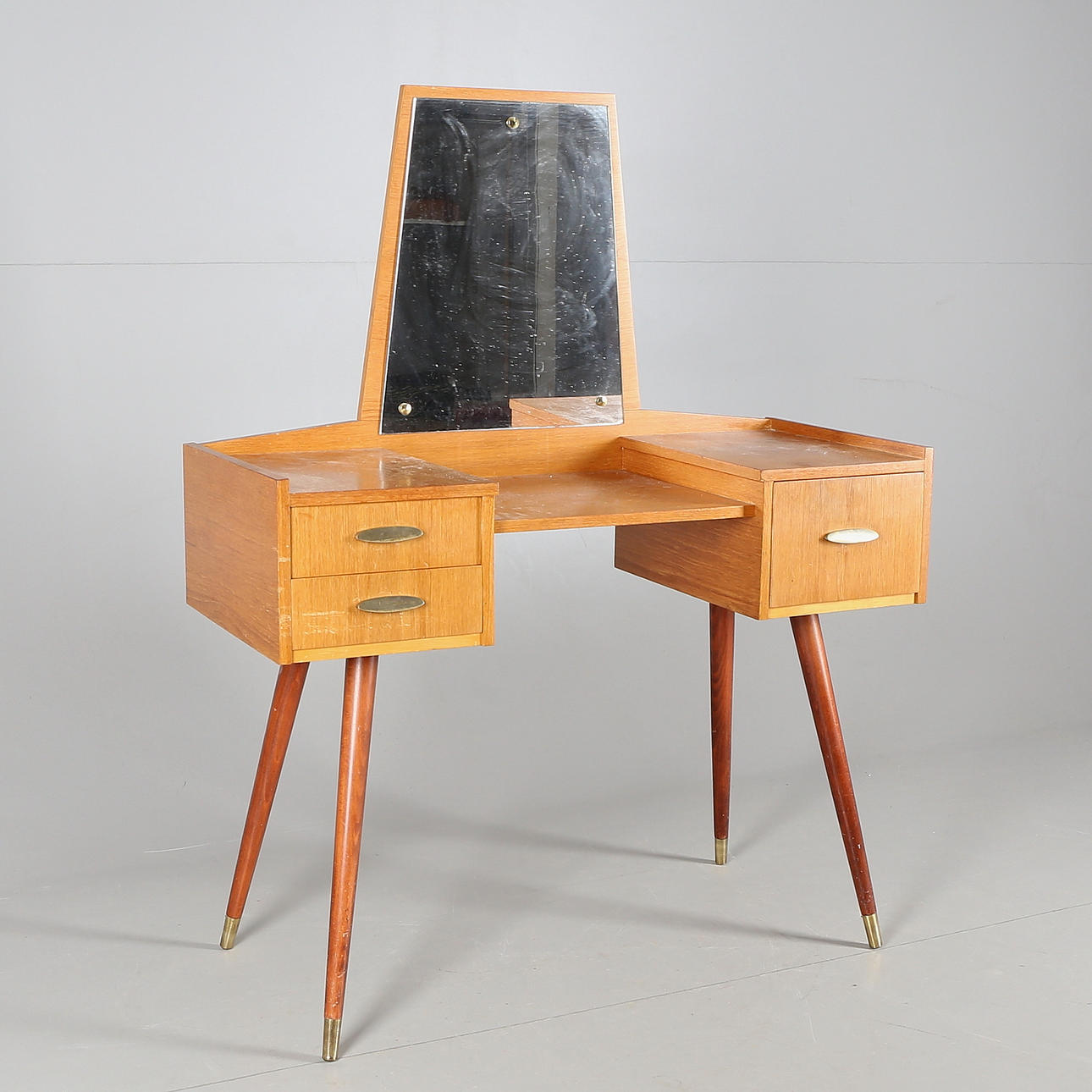 SMINKBORD, fanérat med teak, 1900-talets tredje kvartal.