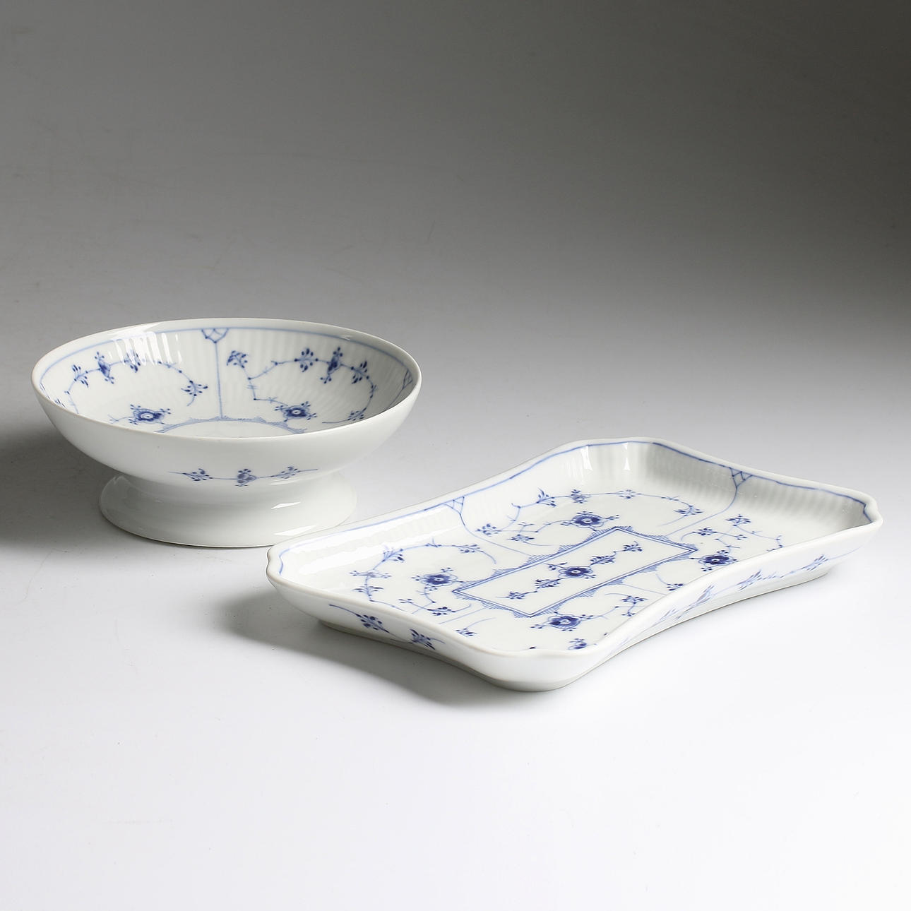 UPPLÄGGNINGSFAT, 2 delar, porslin, "Musselmalet", Kunglig Dansk, Danmark, 1900-tal.