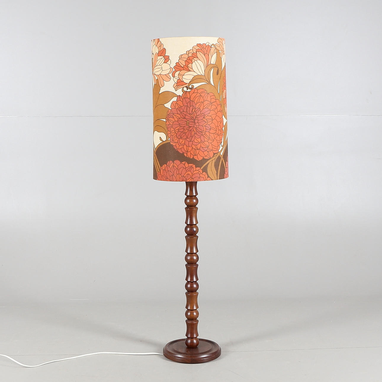 GOLVLAMPA, trä, 1970-tal.