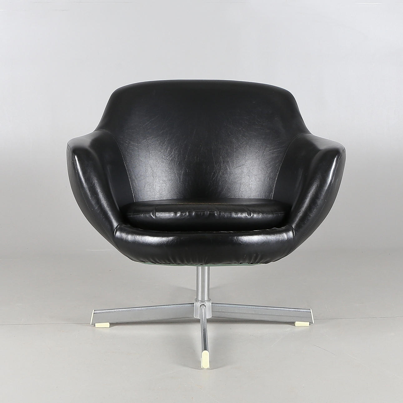 SNURRFÅTÖLJ, konstskinn, 1900-talets andra hälft.