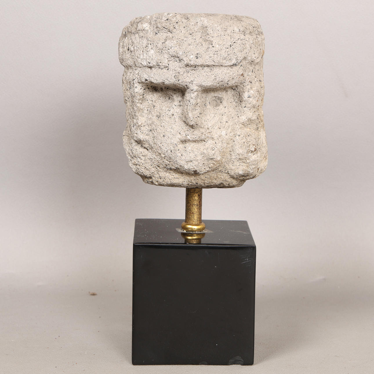 UNA CABEZA DE PIEDRA TALLADA MEDIEVAL.