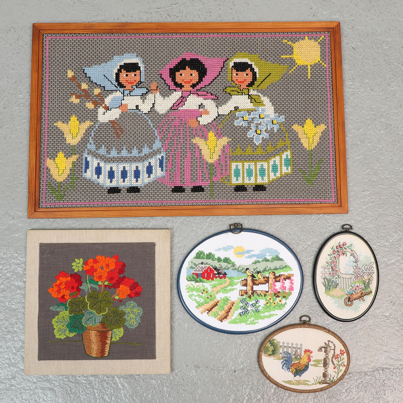 BRODERADE TAVLOR, 5 st, handbroderade, 1900-tal.
