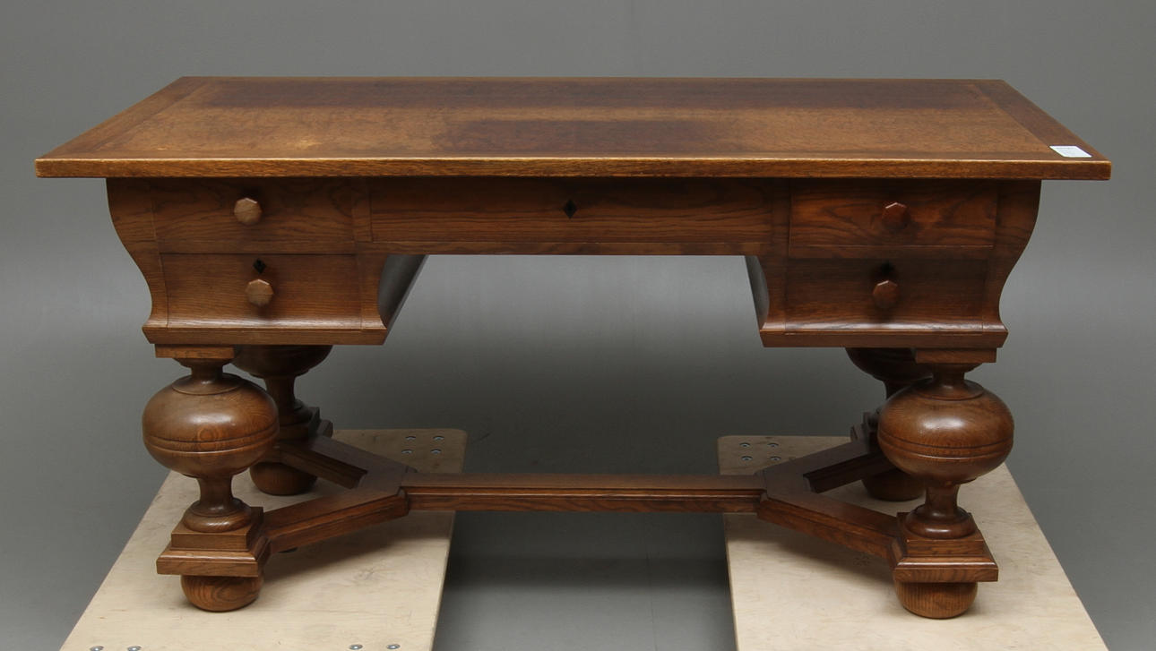 SKRIVBORD och KARMSTOL, barockstil, CE Jonsson Möbelfabrik, Stockholm, 1900-talets första hälft.