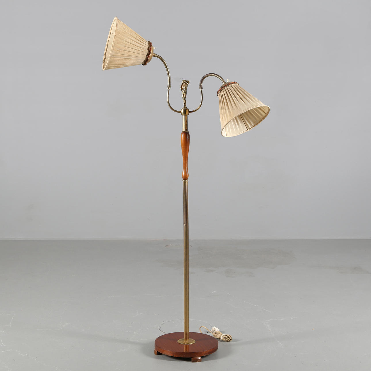 GOLVLAMPA, mässing och trä, 1940-tal.