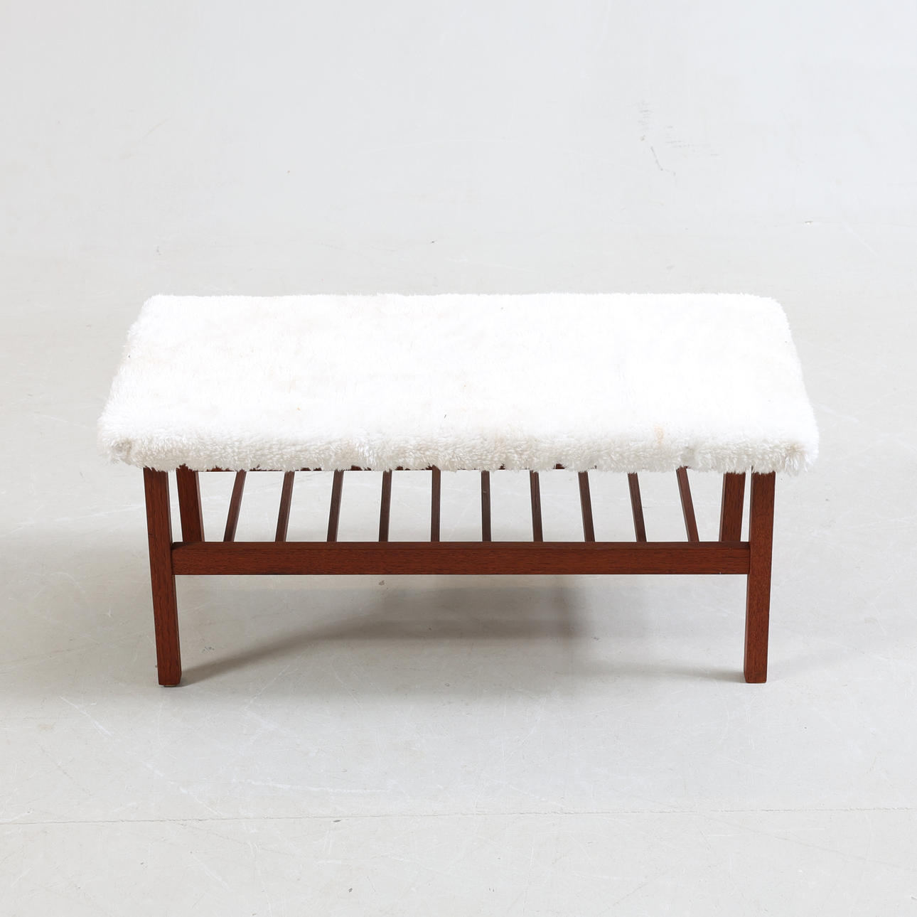A teak & sheepskin shoe rack, Denmark, 1960s. Furniture - Other - Auctionet