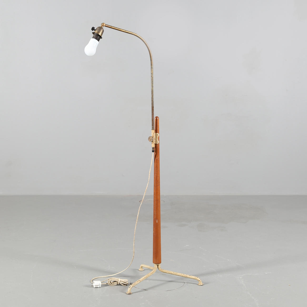 GOLVLAMPA, trä och metall, 1940/50-tal.