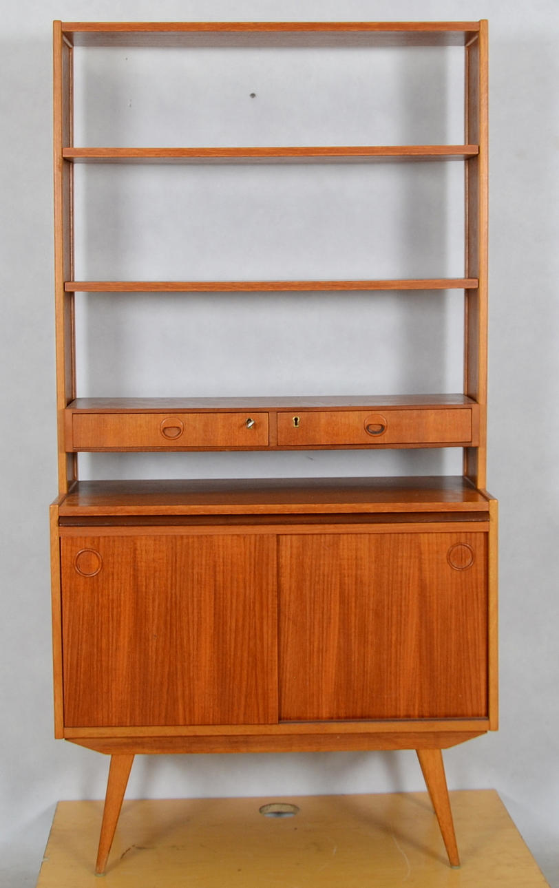 BOKHYLLLA TEAK, skrivklaff, samt underskåp.