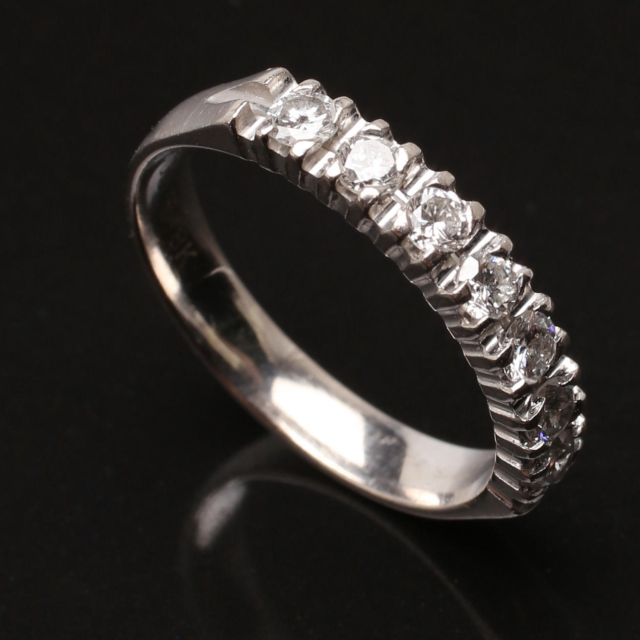 ALLIANSRING i 18 K vitguld med diamanter 0,49 ct, Schalins.