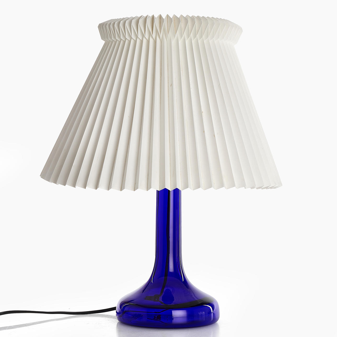 GUNNAR BIILMANN PETERSEN (Denmark, 1897-1968). Table lamp, model 343, for Le Klint, blue glass and brass, designed in 1962.