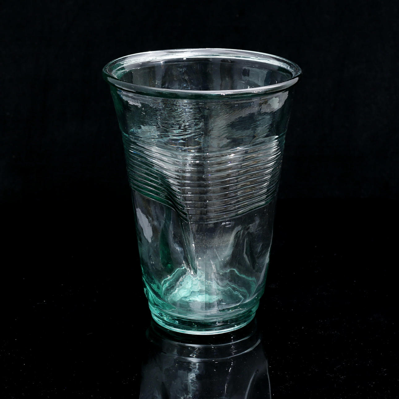 Crushed vase - by Rob Brandt 【公式通販】