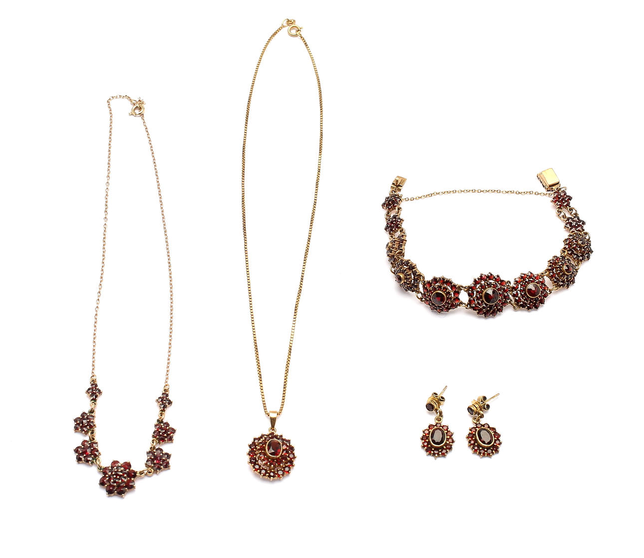 GARNITYR, 4 delar, gulmetall och granater.