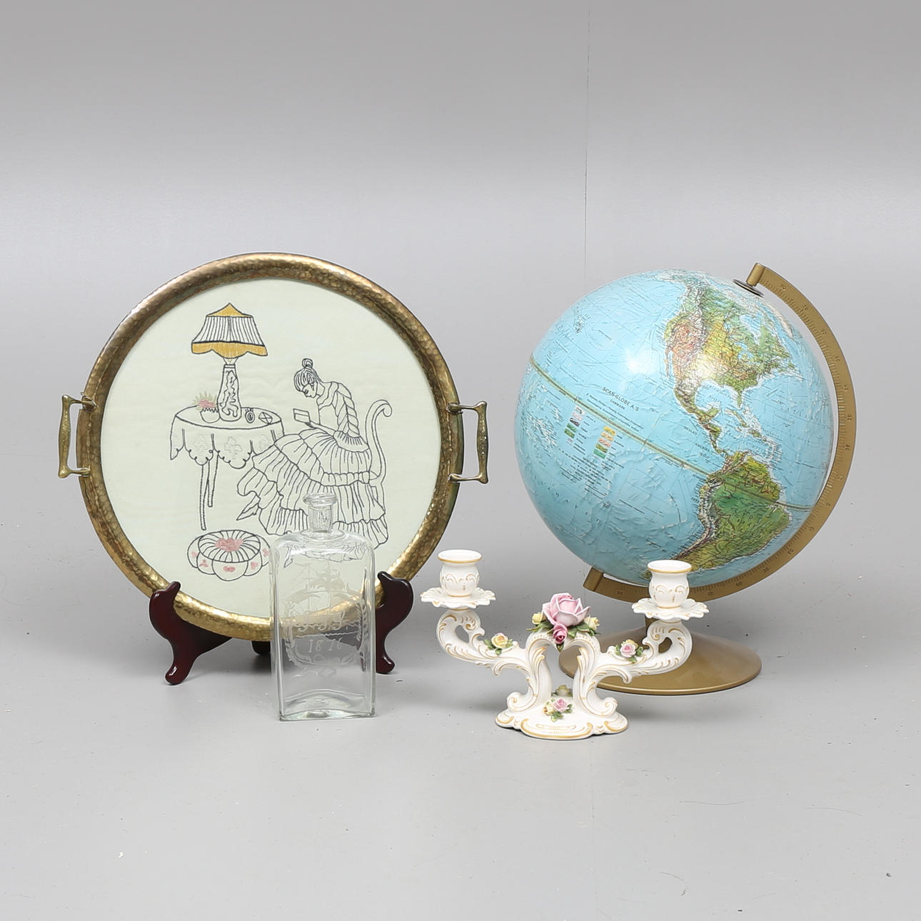 BRICKA, BRÄNNVINSFLASKA, LJUSSTAKE, JORDGLOB.