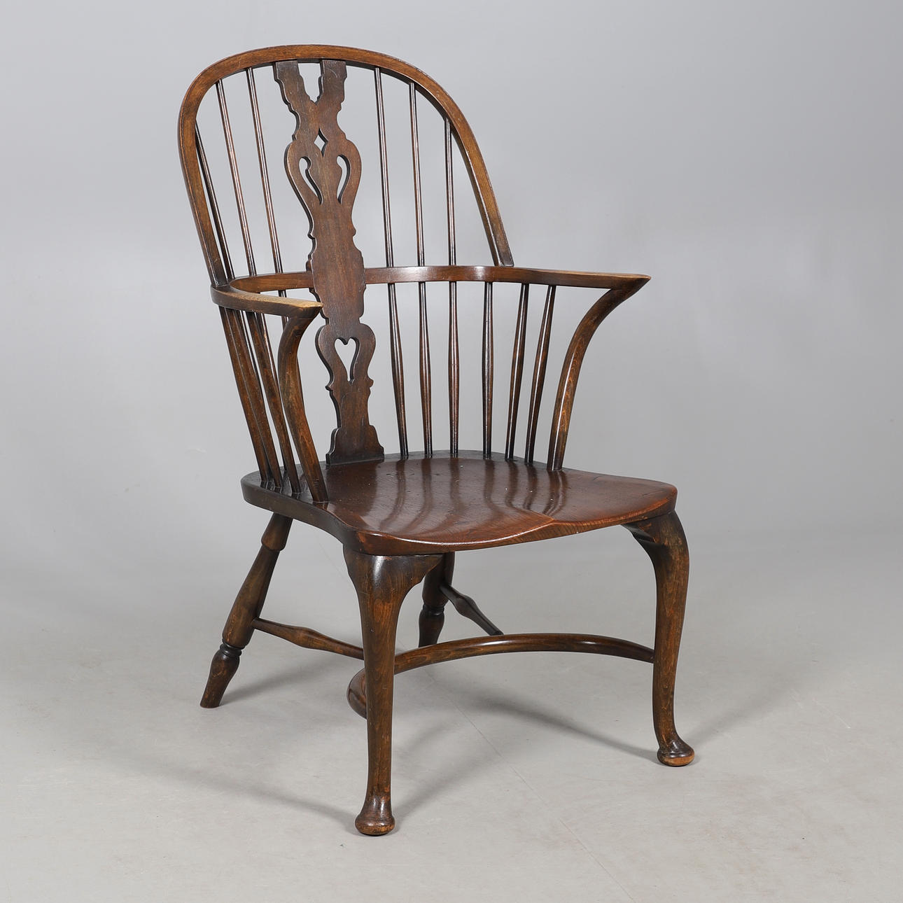 UNA SILLA WINDSOR CON ASIENTO DE OLMO.