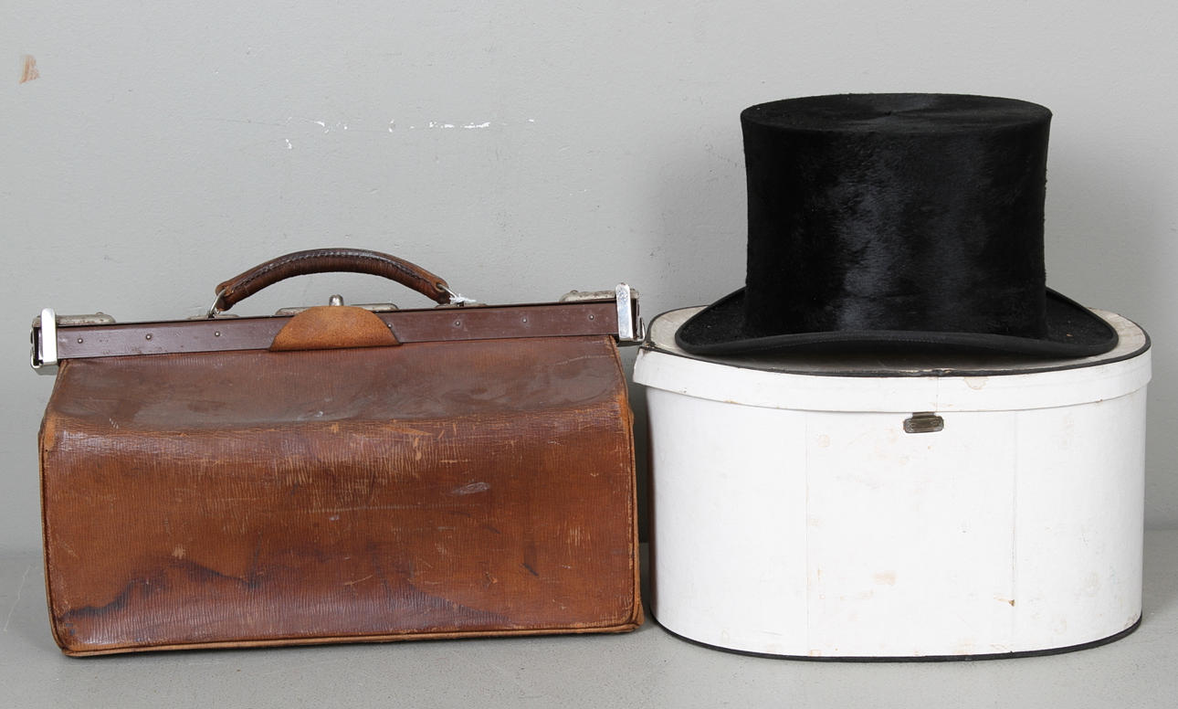 HATT med ask, Lightness solidity elegance, DOKTORSVÄSKA, läder.