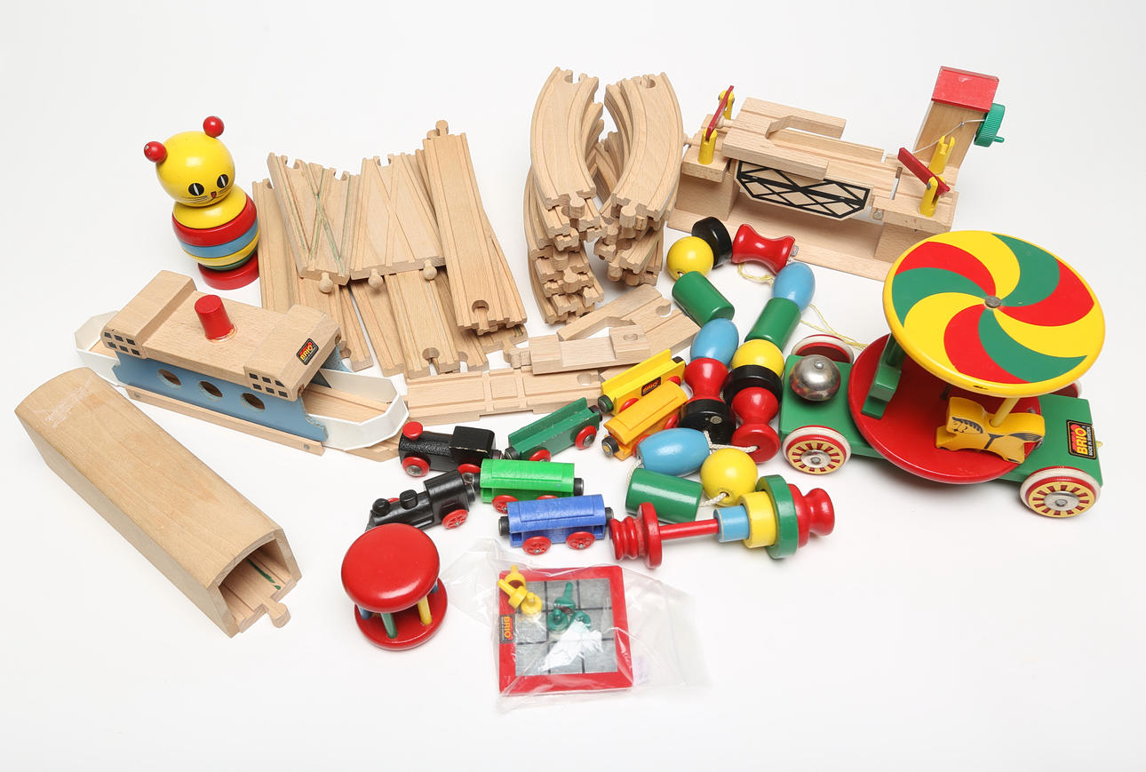 TOYS, Brio, muun muassa junarata.