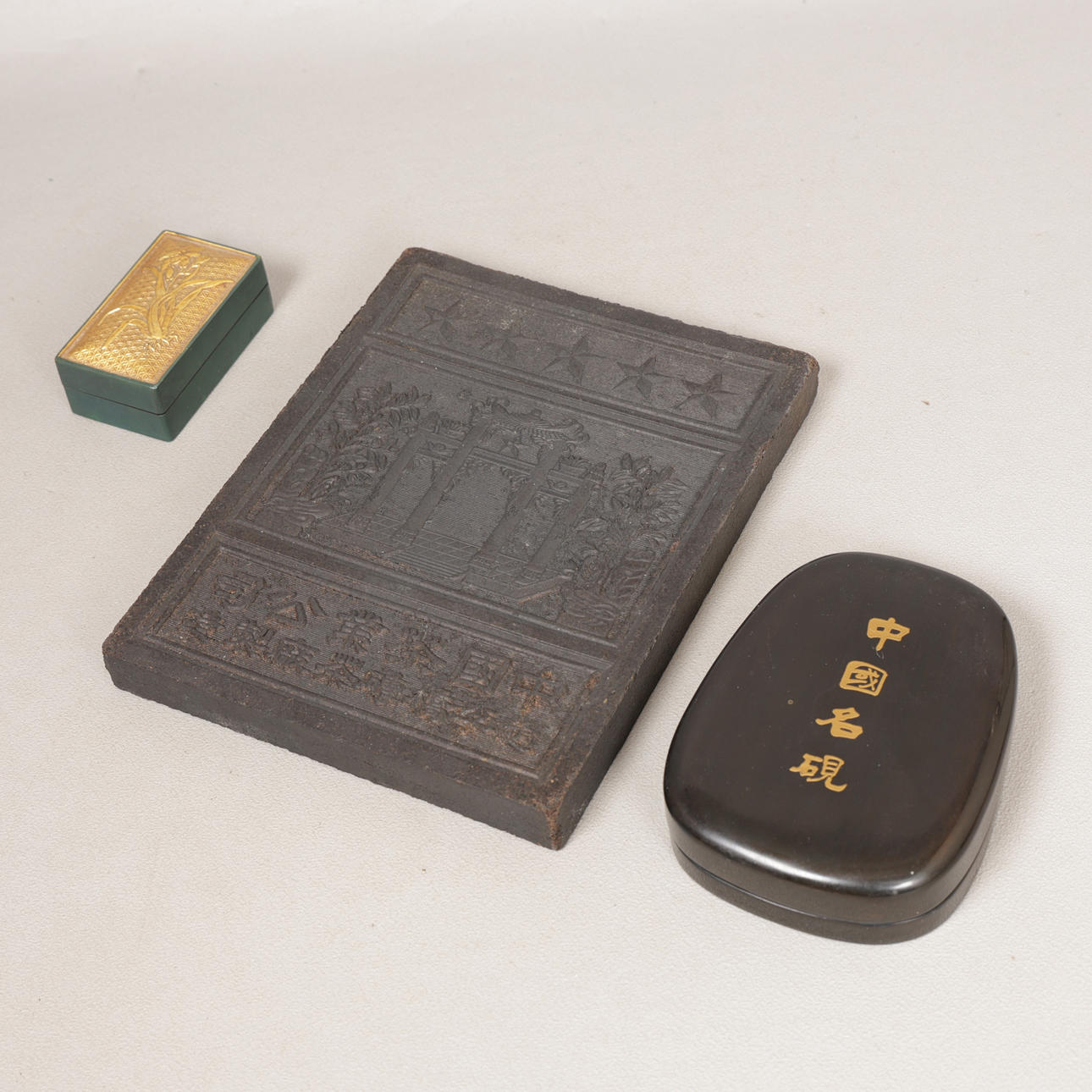 A CHINESE INKSTONE IN FITTED LACQUER CASE (3).