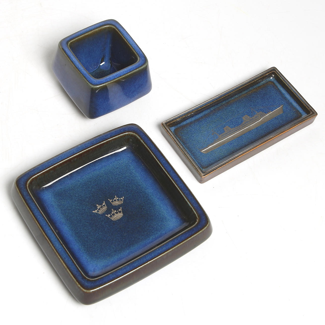 ASKFAT MED BÄGARE, 3 st, stengods, Svenska Amerikalinjen SAL, "Lagun" Sven Jonsson, Gustavsberg, 1900-tal.