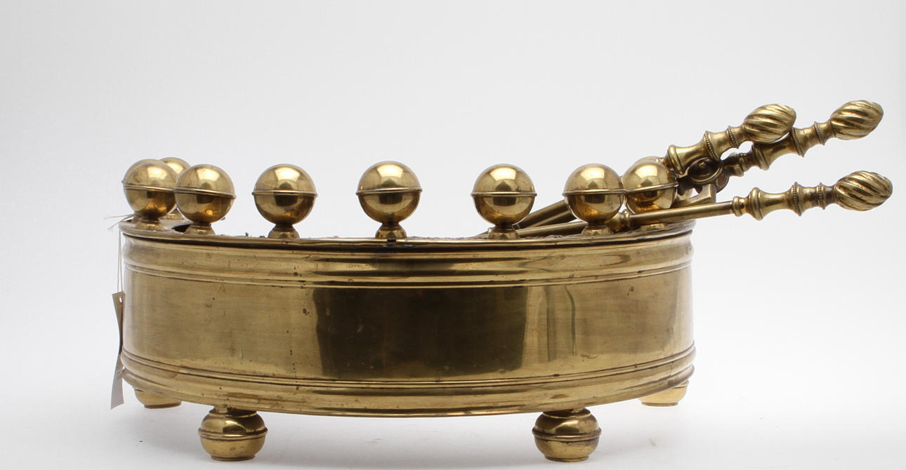 BRASSKYDD, mässing, med 3 delar garnityr, omkring 1900.