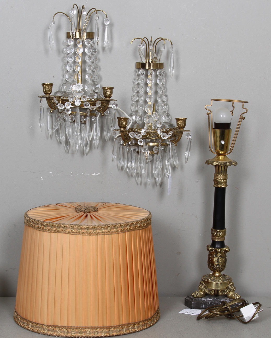 VÄGGLAMPETTER, ett par, gustaviansk stil, BORDSLAMPA, mässing, marmor och trä, 1900-tal.