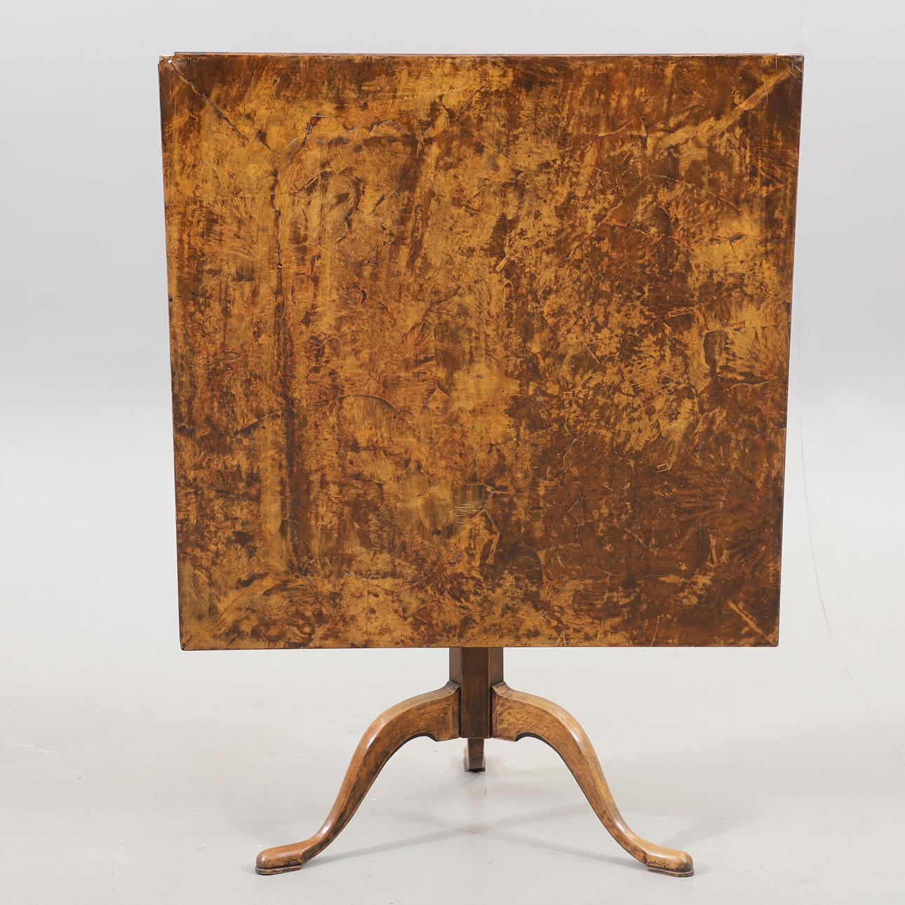 Una mesa plegable, Mälardalen, siglo XIX.