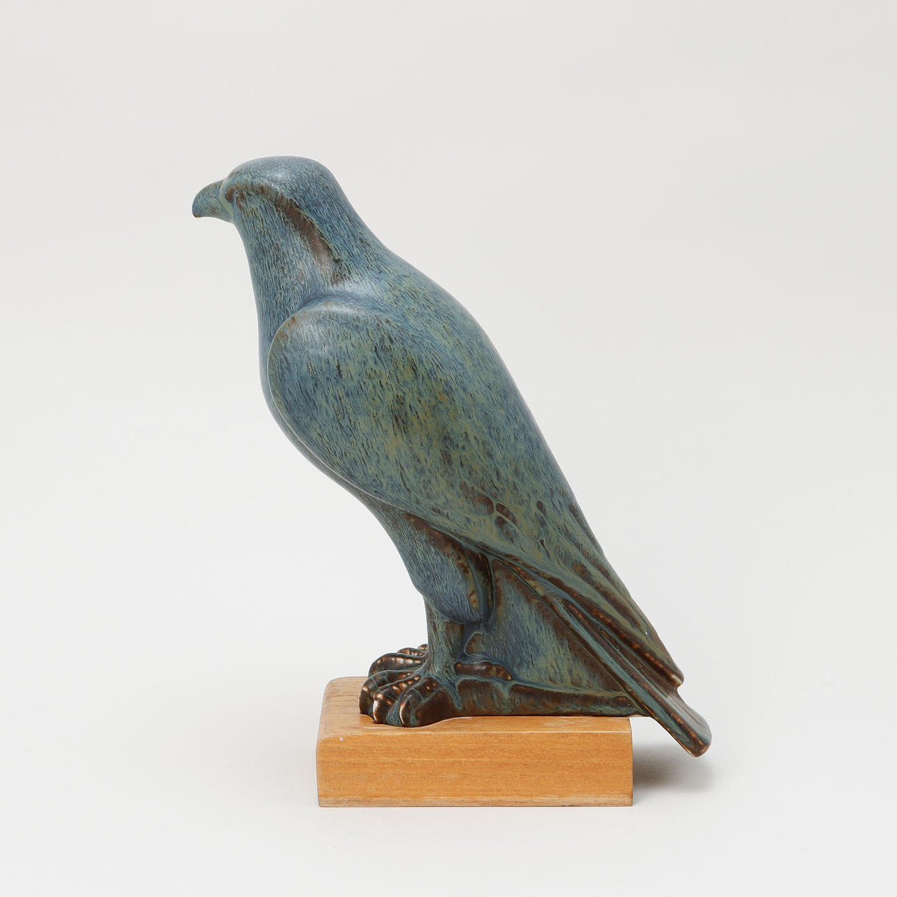 GUNNAR NYLUND. A stoneware falcon, Rörstrand.