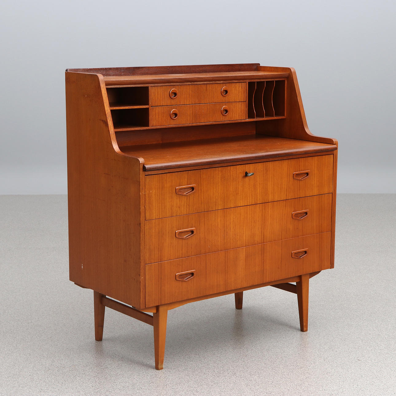 SEKRETÄR. Teak. 1960-tal.