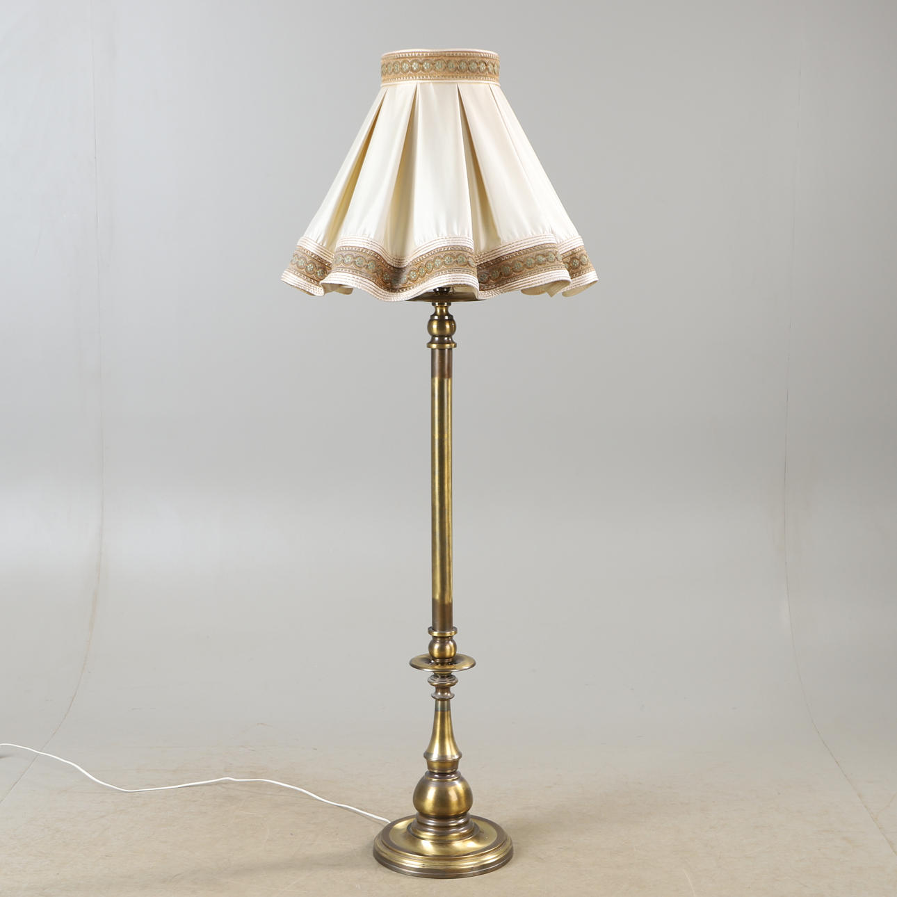 GOLVLAMPA, mässing, 1900-talets andra hälft.