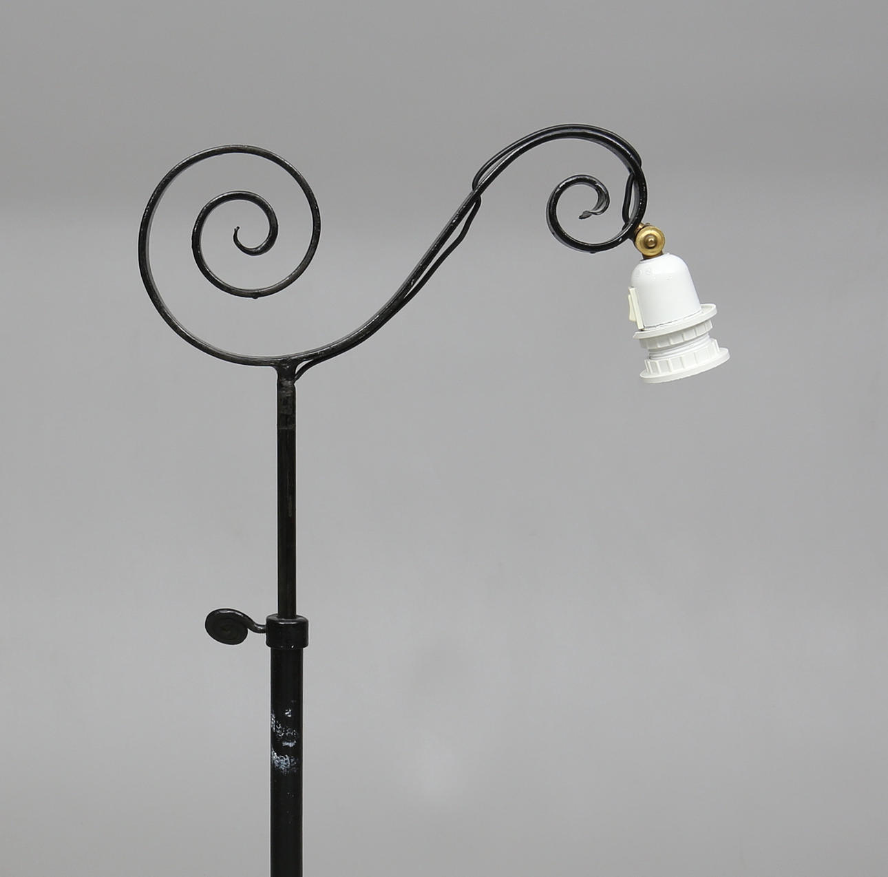 GOLVLAMPA, smidesjärn, 1900-talets början.