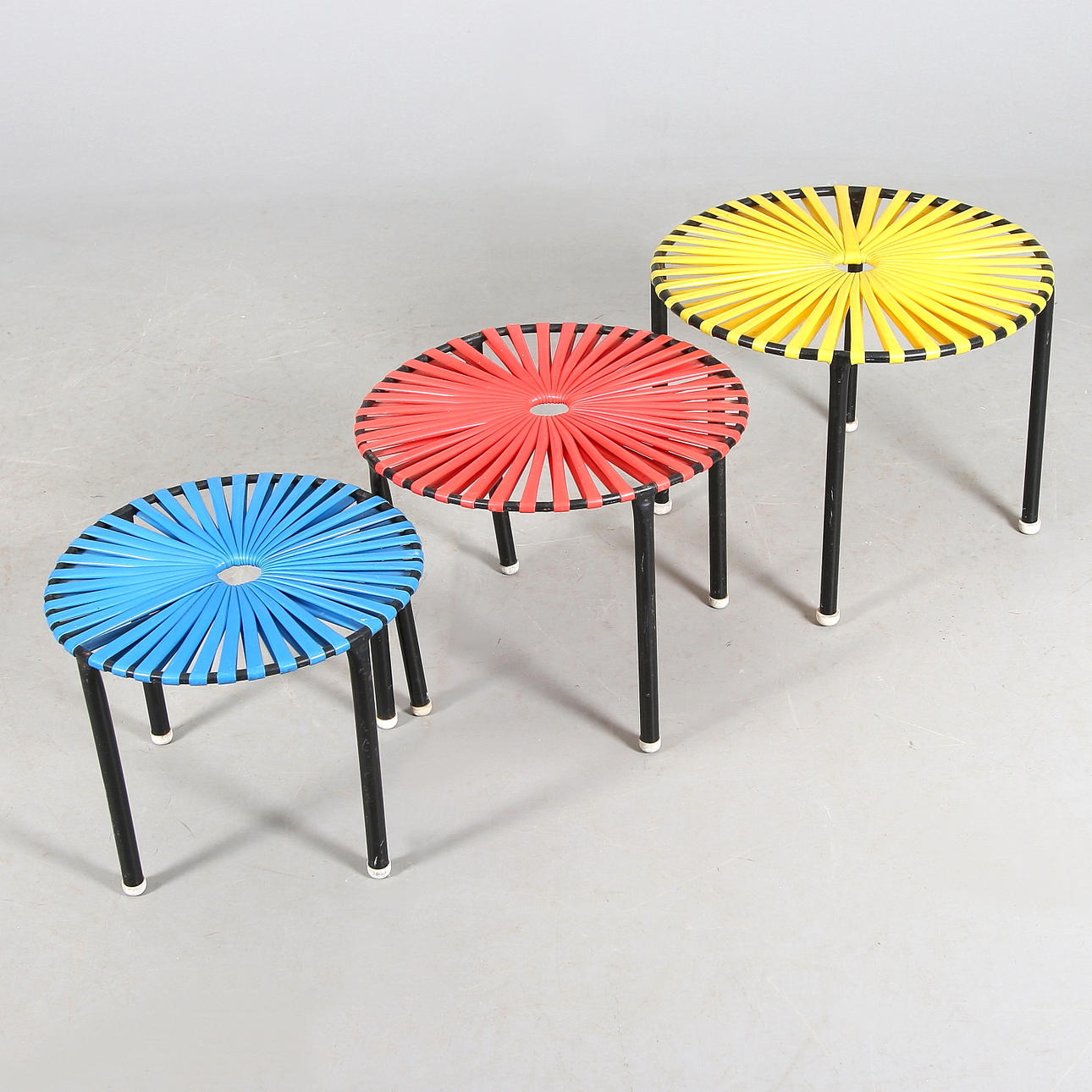 PALLAR, 3 st, svärtad metall och plastband, 1950/60-tal.