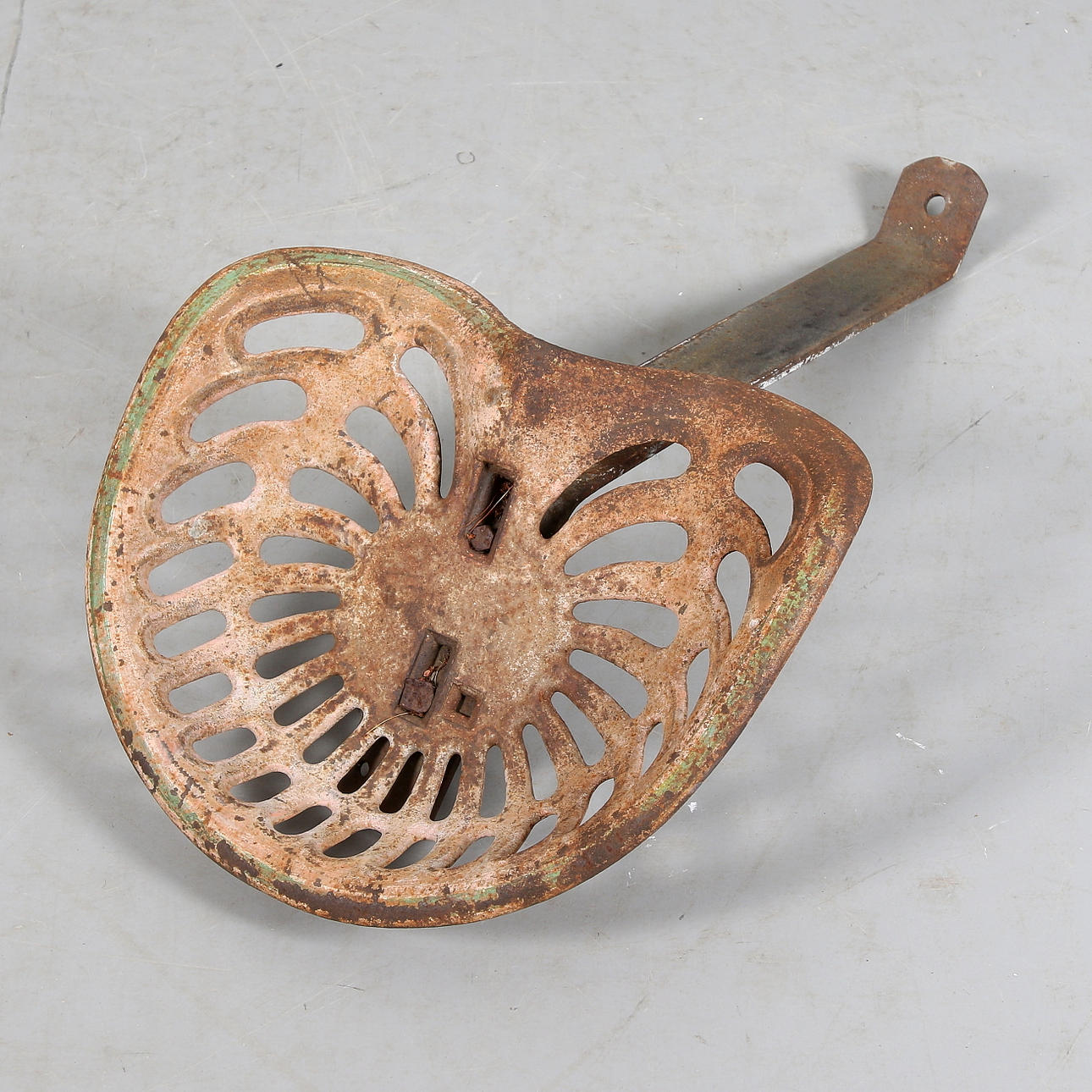 TRAKTORSITS, gjutjärn. 1900-talets början.