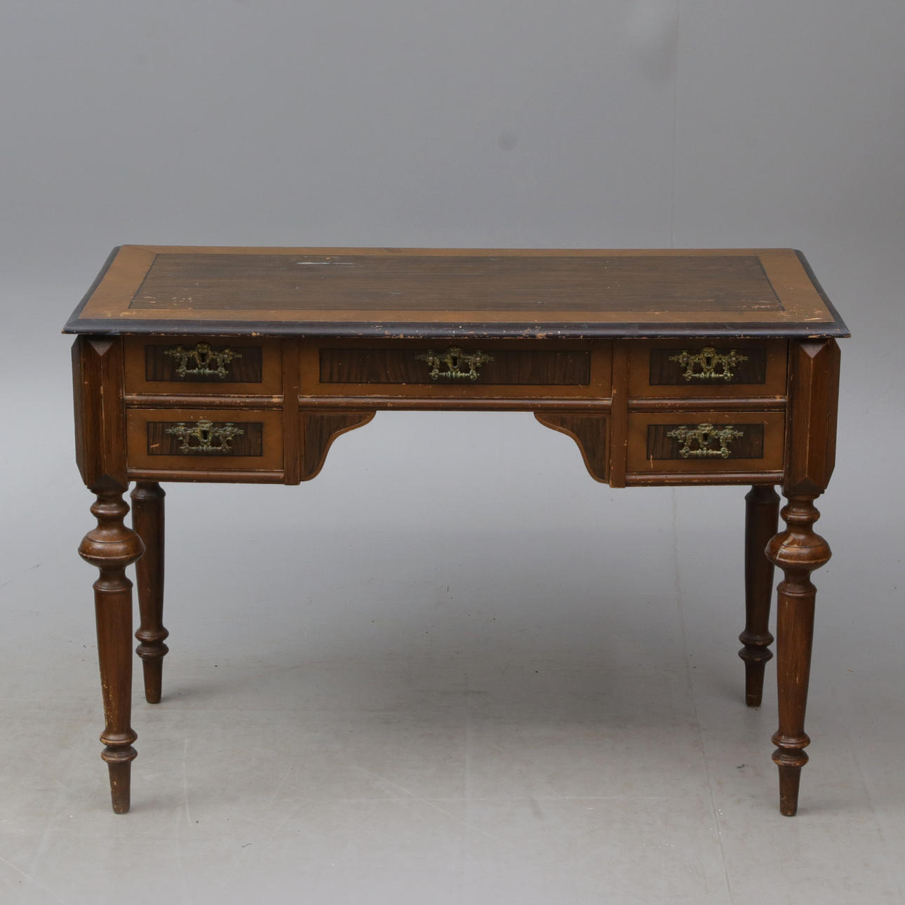 Schreibtisch im Neorenaissance-Stil.