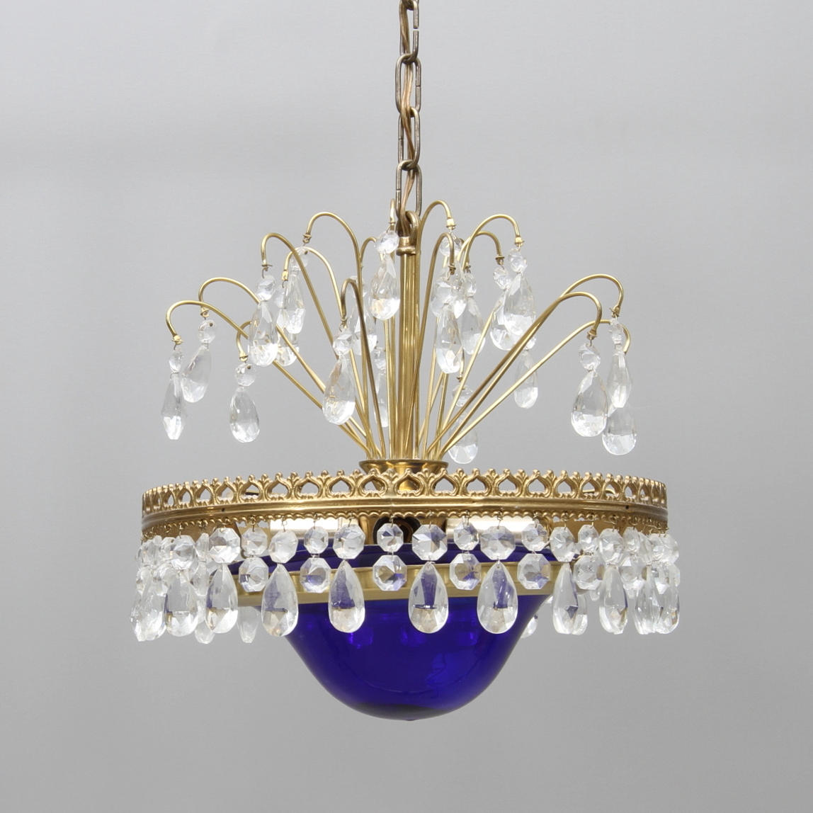 TAKLAMPA, med blå glasskål, behängd med prismor, 1900-tal.