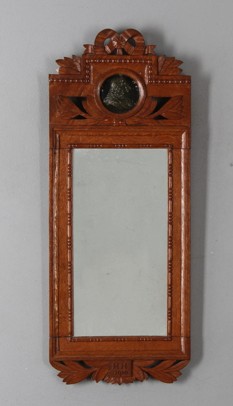 SPEGEL, Gustaviansk stil, daterad 1910.