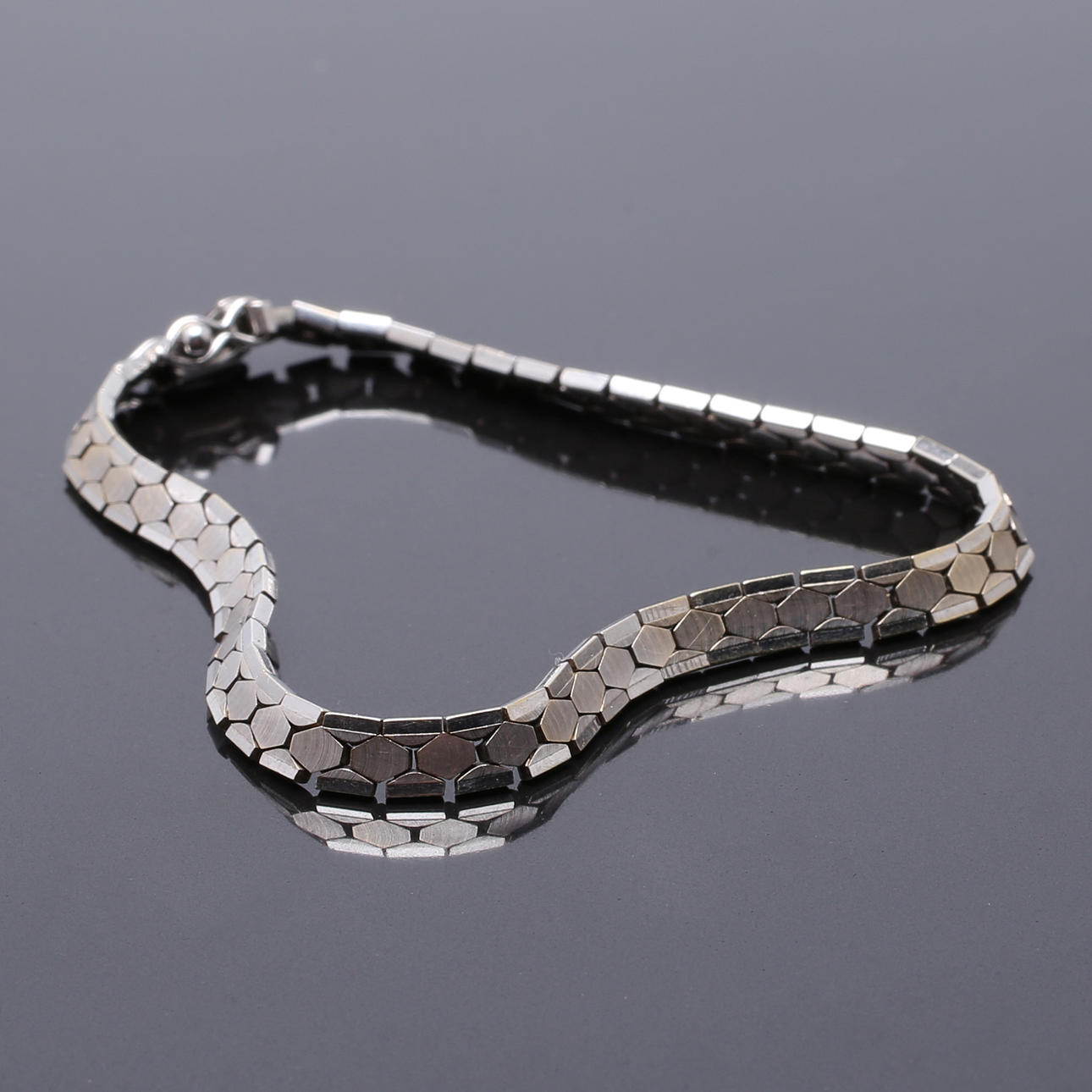 ARMBAND i 18 K vitguld vikt 14,40 g.