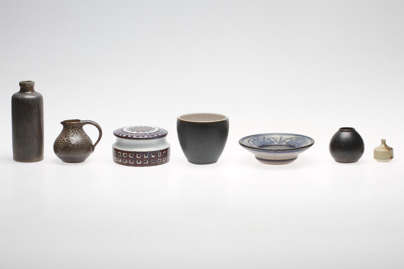 SKÅLAR, VASER samt LOCKASK, 7 delar. Keramik, Bland annat Danmark. 1900-tal.