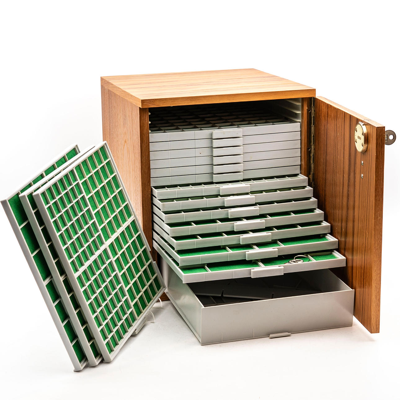 MYNTSKÅP, teak, Lembit, 1970-tal.