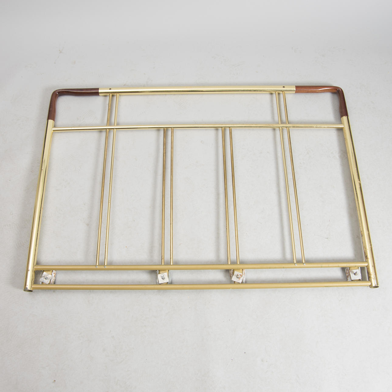 SÄNGGAVEL, metall med trädetaljer, 19/2000-tal.